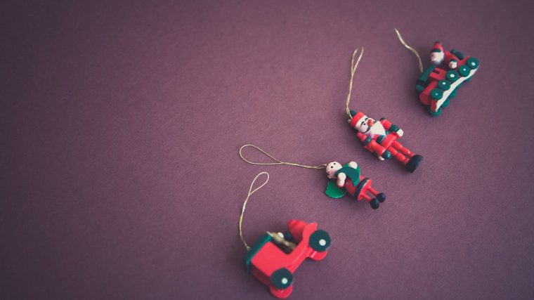 guide et tutoriels pratiques pour créer des traîneaux du Père Noël en carton