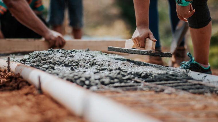 opter pour une dalle en béton pour construire votre abri de jardin