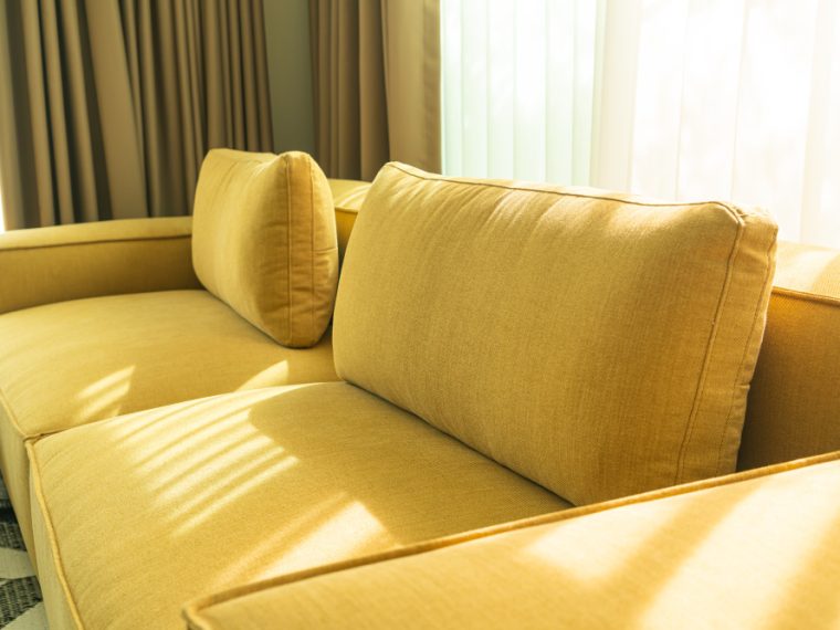 Les astuces pour entretenir un canapé en tissu sans risquer de l'abîmer